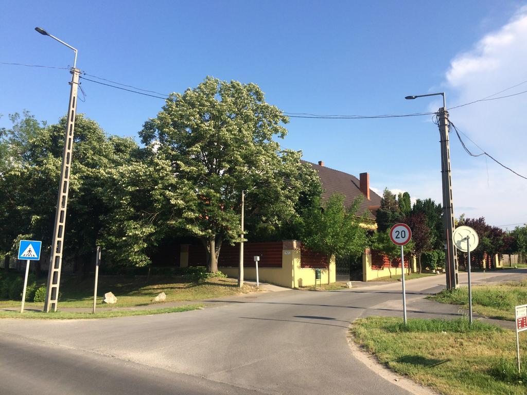 Emi Vendeghaz Hotel Balatonszemes Exterior photo