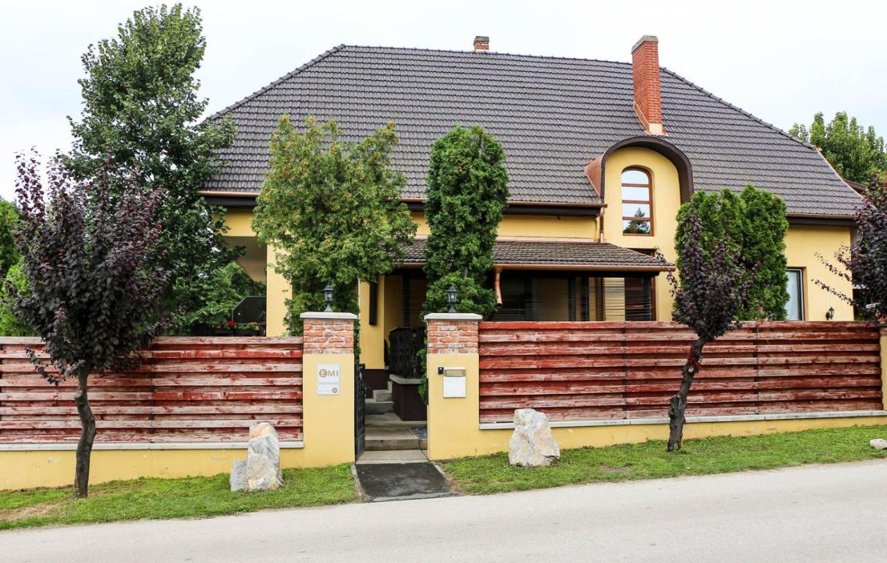 Emi Vendeghaz Hotel Balatonszemes Exterior photo