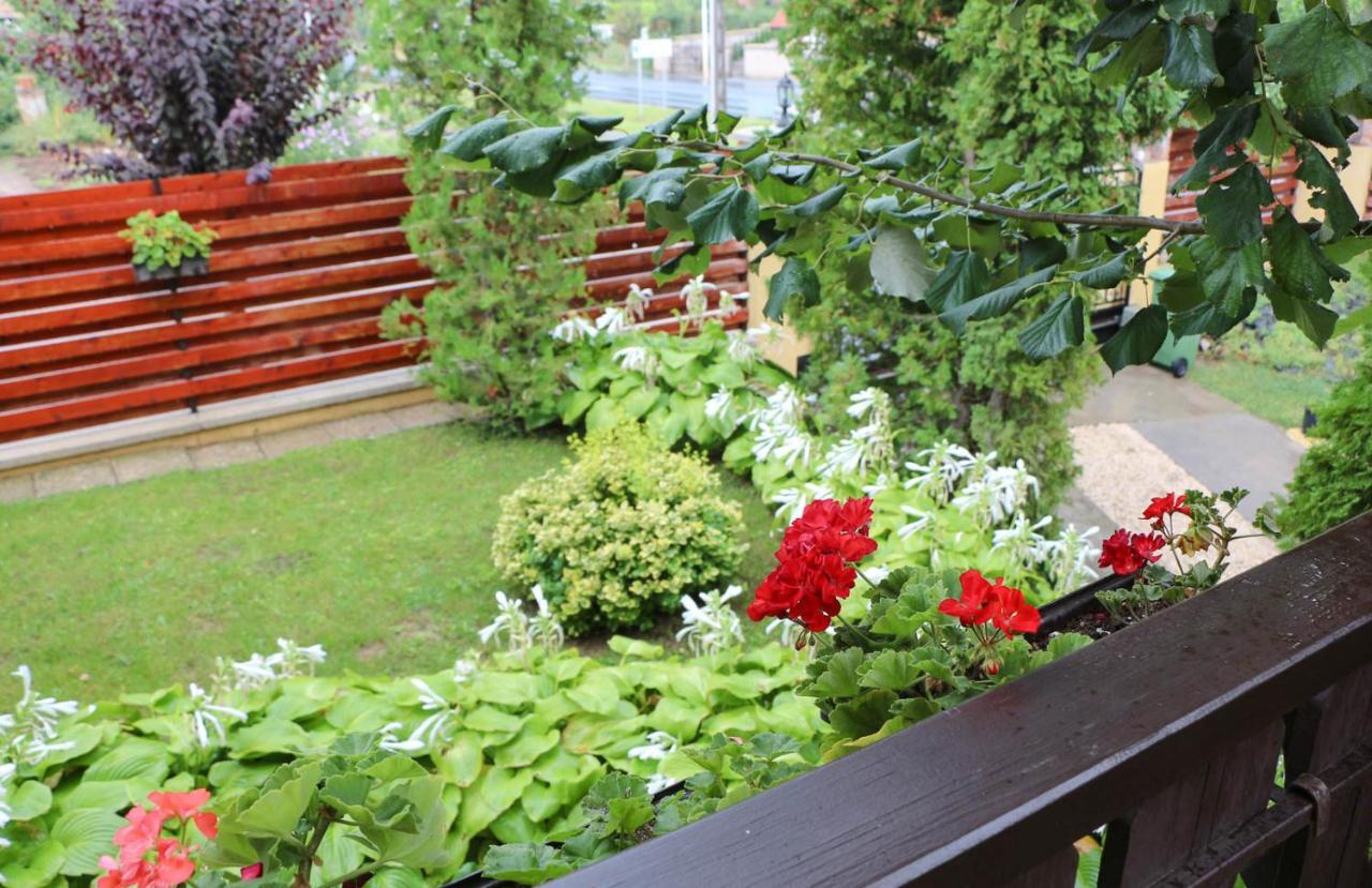 Emi Vendeghaz Hotel Balatonszemes Exterior photo